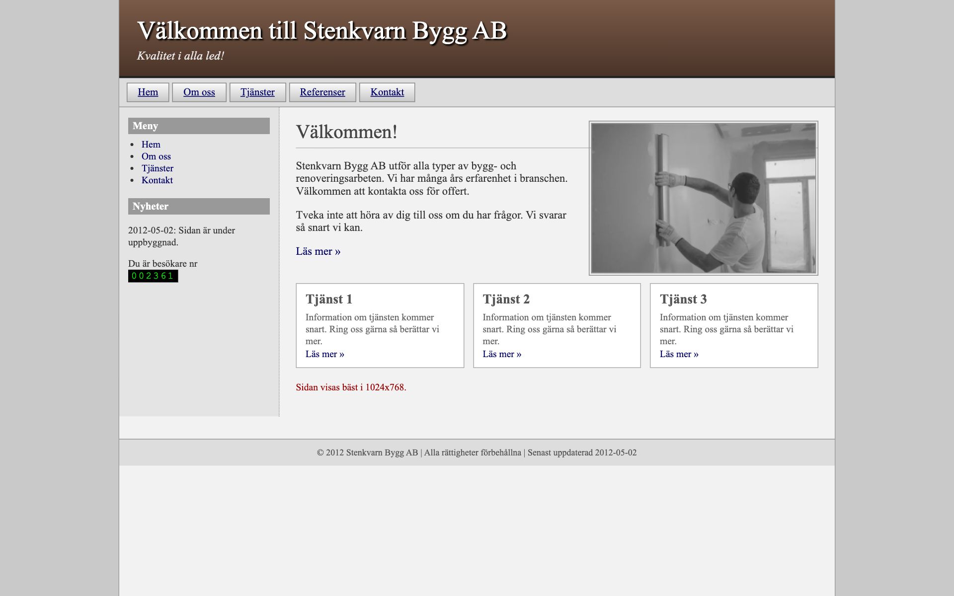 Before: the old website of the fictional company Stenkvarn Bygg AB. A brown header reading “Välkommen till Stenkvarn Bygg AB”, a menu in a table, empty “Tjänst 1, 2, 3” boxes, a black-and-white photo, a visitor counter and a footer from 2012.