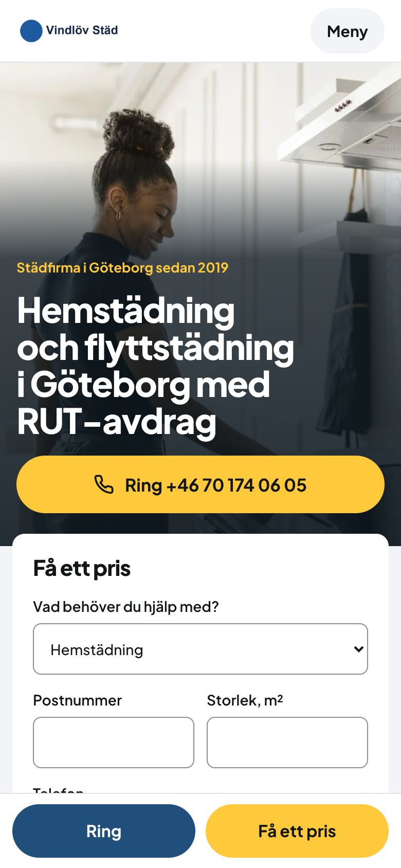 Ta sama nowa strona na telefonie, pierwszy ekran: nagłówek z menu, zdjęcie na całą szerokość, na jego dole tytuł i przycisk „Ring” z numerem, pod nim początek karty formularza „Få ett pris”, na dole przyklejony pasek z przyciskami „Ring” i „Få ett pris”.